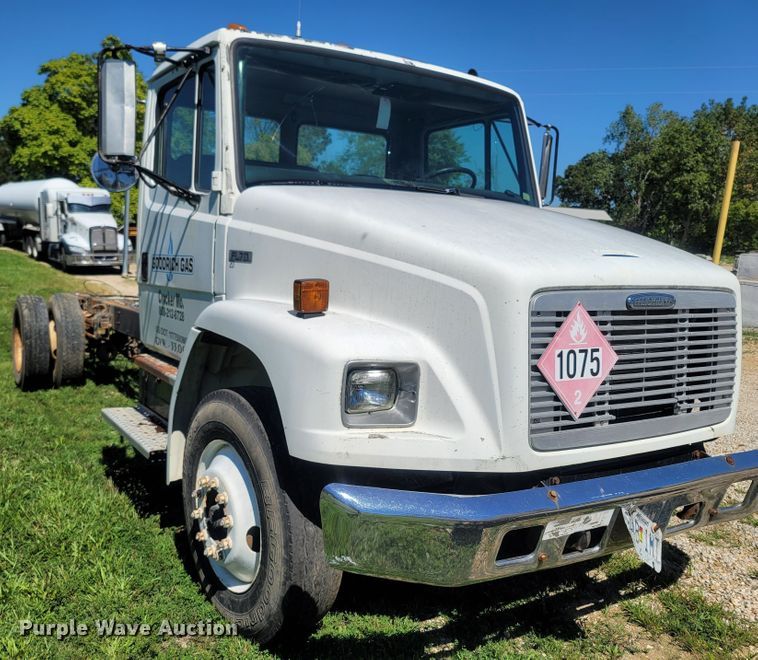 image for item LM9703 2002 Freightliner FL70  truck cab and chassis