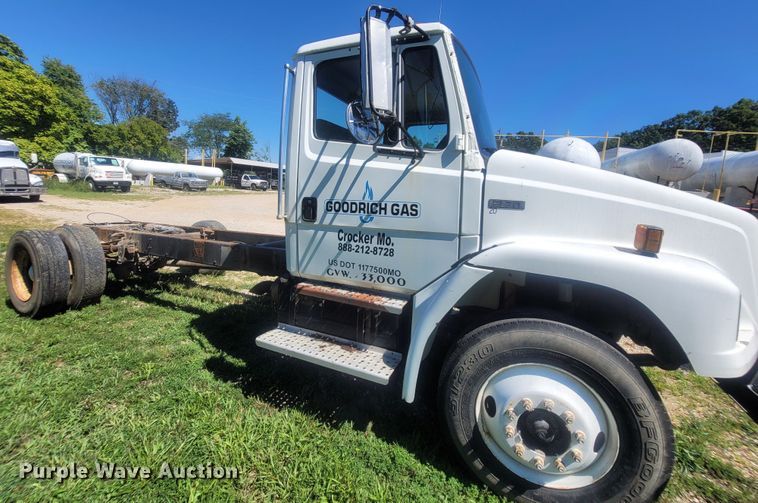 image for item LM9703 2002 Freightliner FL70  truck cab and chassis