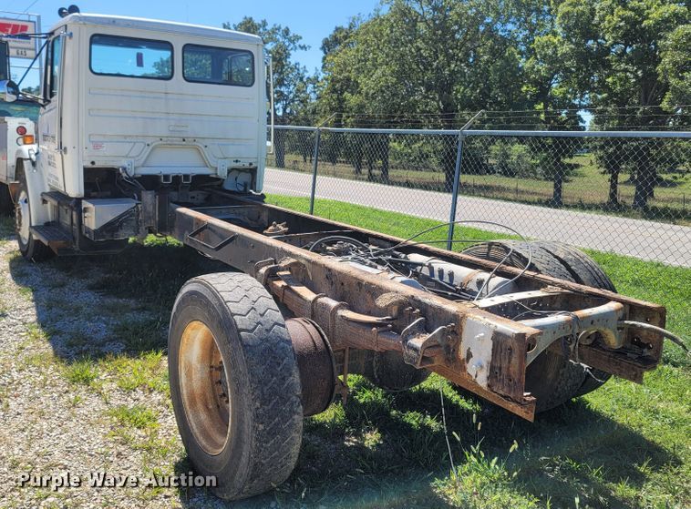 image for item LM9703 2002 Freightliner FL70  truck cab and chassis