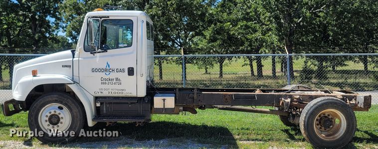 image for item LM9703 2002 Freightliner FL70  truck cab and chassis