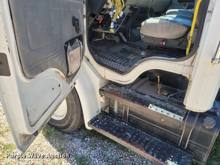 image for item LM9703 2002 Freightliner FL70  truck cab and chassis