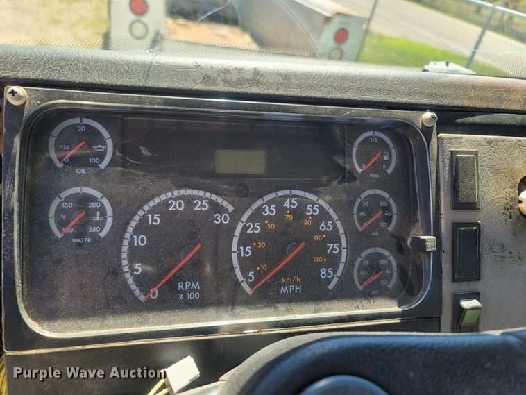 image for item LM9703 2002 Freightliner FL70  truck cab and chassis