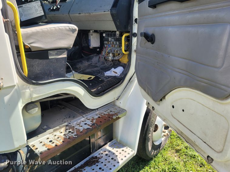 image for item LM9703 2002 Freightliner FL70  truck cab and chassis