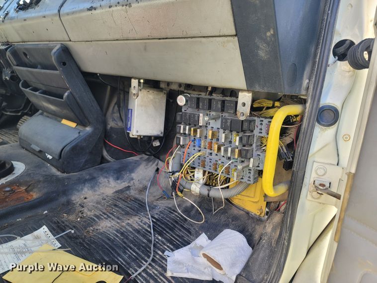 image for item LM9703 2002 Freightliner FL70  truck cab and chassis