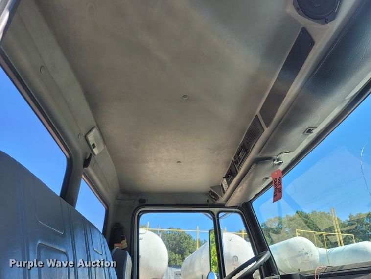 image for item LM9703 2002 Freightliner FL70  truck cab and chassis