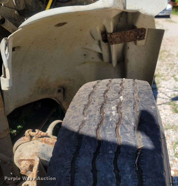 image for item LM9703 2002 Freightliner FL70  truck cab and chassis