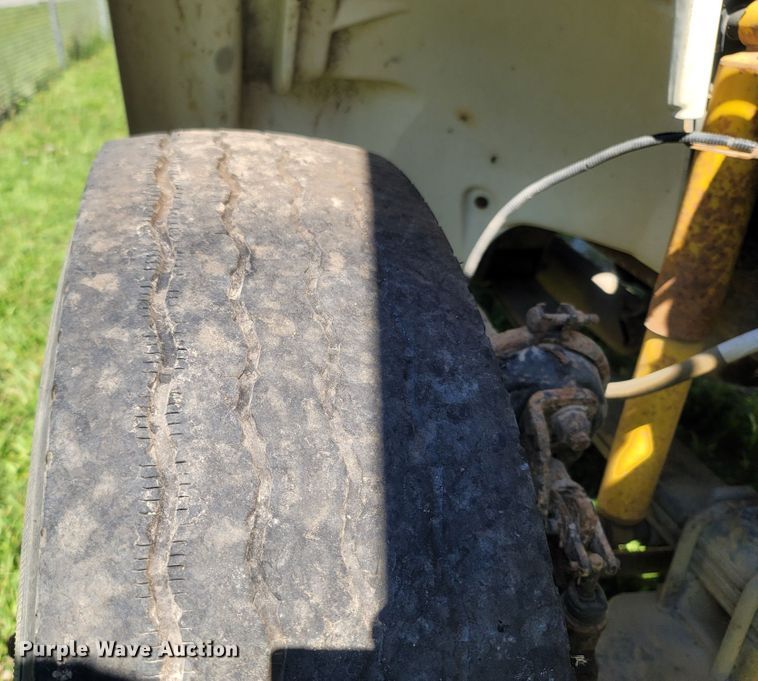 image for item LM9703 2002 Freightliner FL70  truck cab and chassis