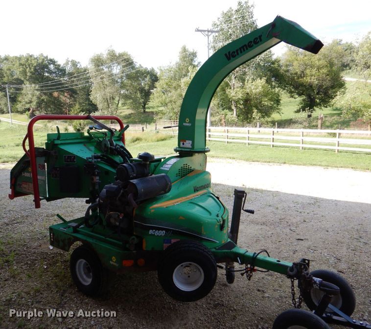 image for item MF9220 2012 Vermeer BC600XL  wood chipper