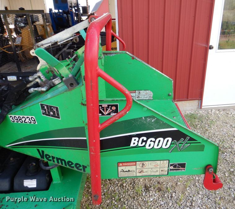 image for item MF9220 2012 Vermeer BC600XL  wood chipper