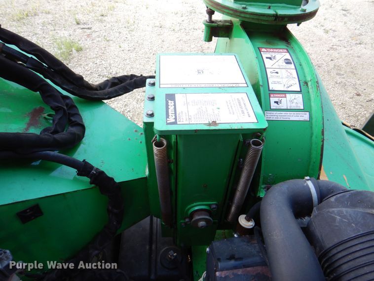 image for item MF9220 2012 Vermeer BC600XL  wood chipper