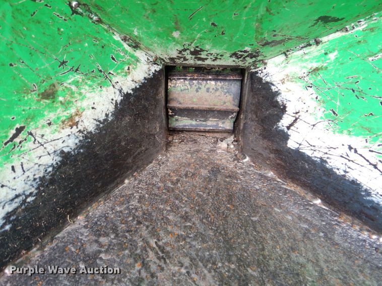 image for item MF9220 2012 Vermeer BC600XL  wood chipper