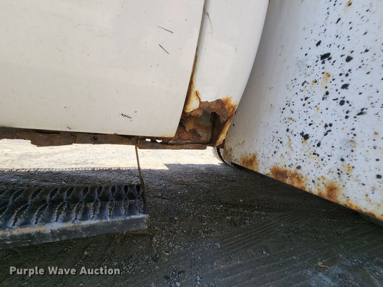 image for item MK9135 2004 Ford F450 Super Duty XL  flatbed truck