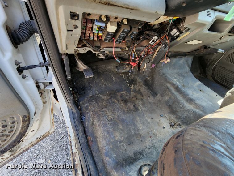 image for item MK9135 2004 Ford F450 Super Duty XL  flatbed truck