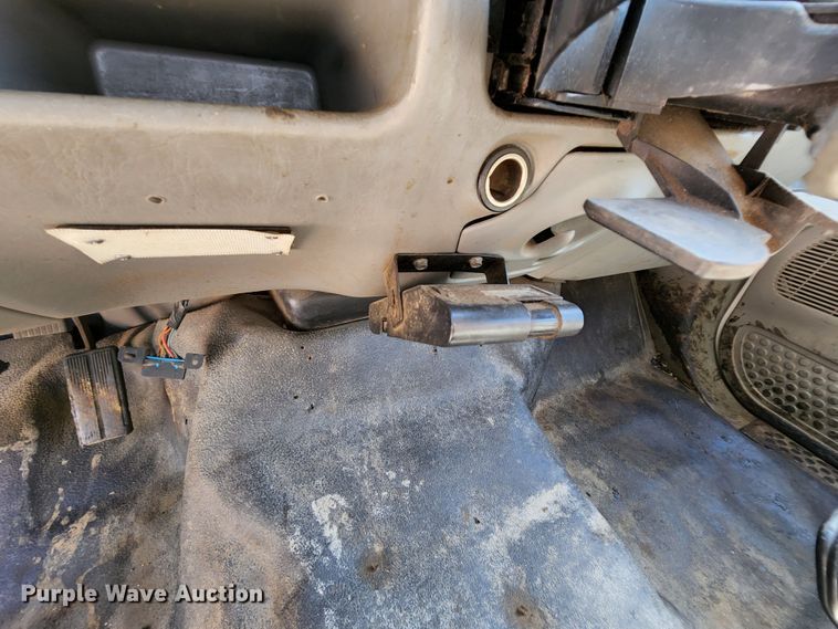 image for item MK9135 2004 Ford F450 Super Duty XL  flatbed truck