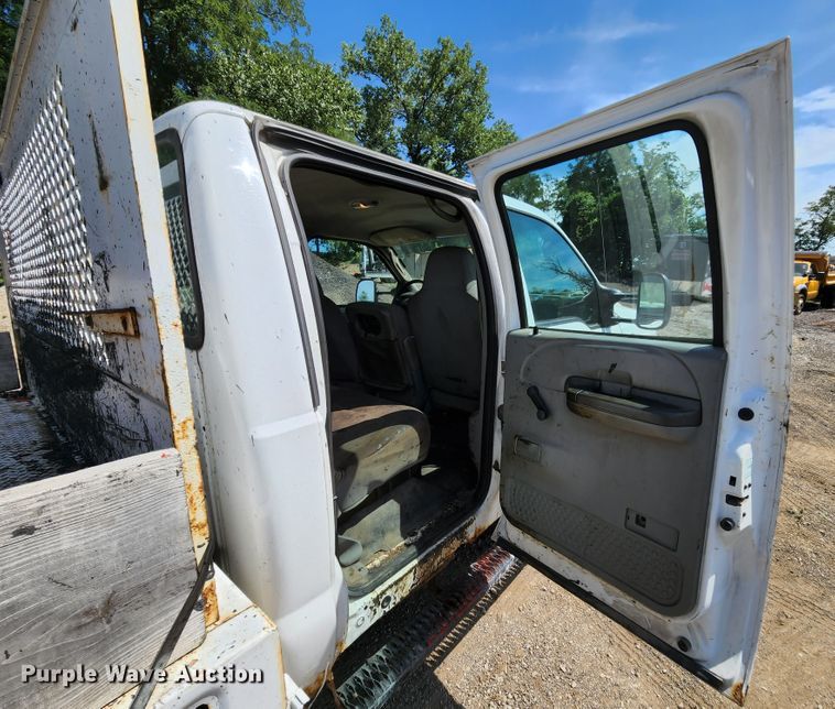 image for item MK9135 2004 Ford F450 Super Duty XL  flatbed truck