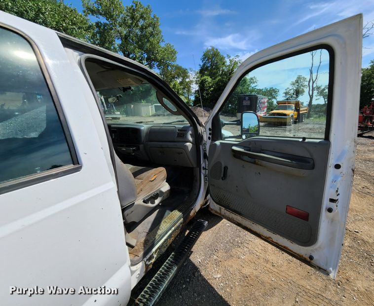 image for item MK9135 2004 Ford F450 Super Duty XL  flatbed truck