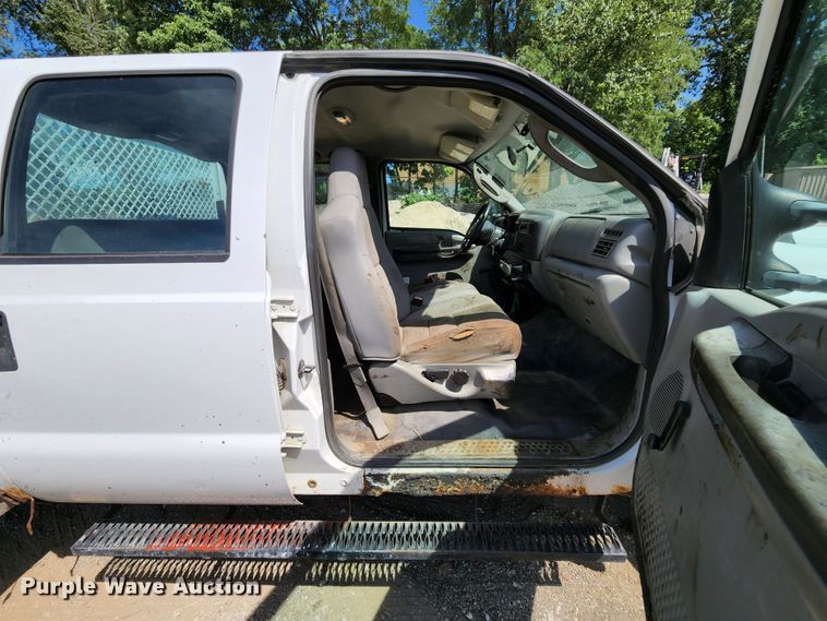 image for item MK9135 2004 Ford F450 Super Duty XL  flatbed truck