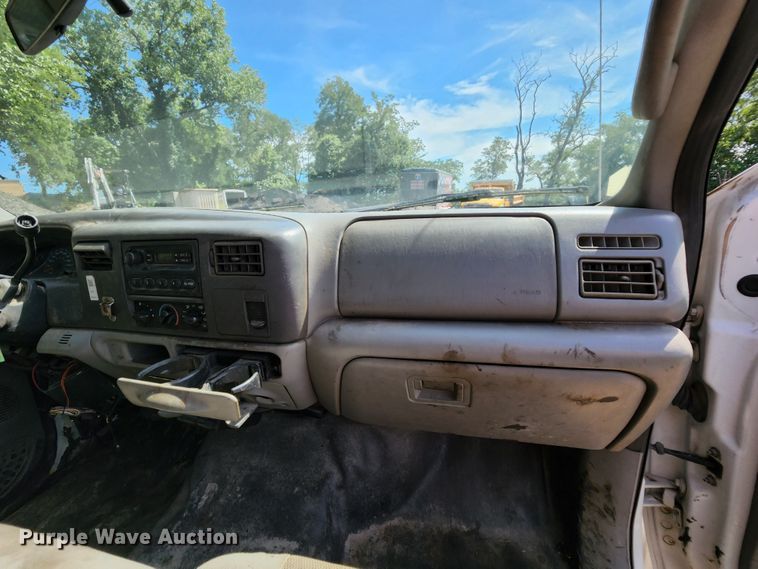 image for item MK9135 2004 Ford F450 Super Duty XL  flatbed truck