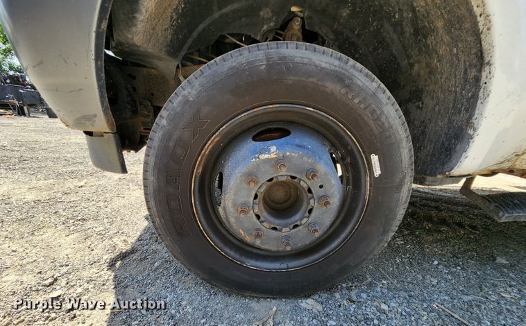 image for item MK9135 2004 Ford F450 Super Duty XL  flatbed truck