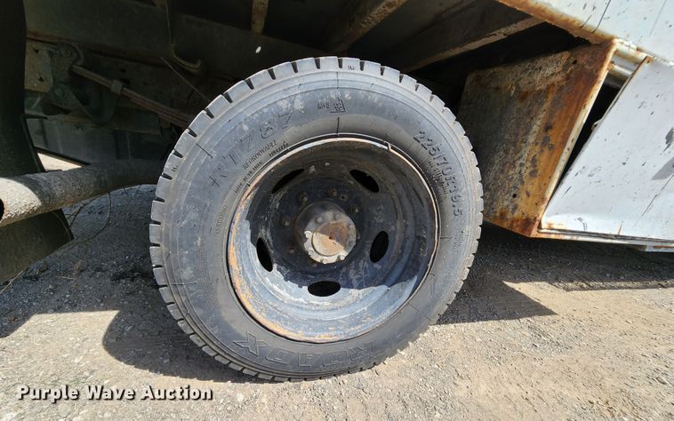 image for item MK9135 2004 Ford F450 Super Duty XL  flatbed truck