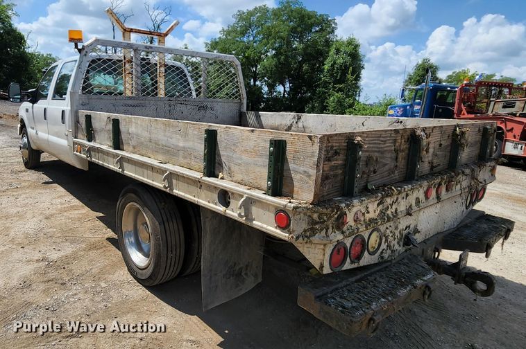 image for item MK9136 2003 Ford F550 XL Super Duty  Crew Cab flatbed truck