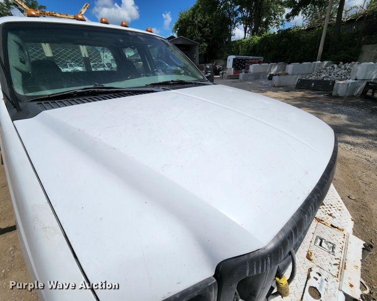 image for item MK9136 2003 Ford F550 XL Super Duty  Crew Cab flatbed truck