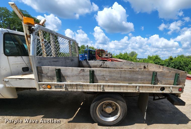 image for item MK9136 2003 Ford F550 XL Super Duty  Crew Cab flatbed truck