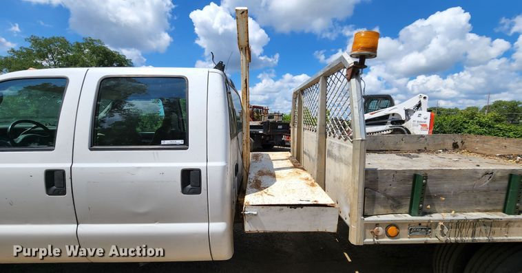 image for item MK9136 2003 Ford F550 XL Super Duty  Crew Cab flatbed truck