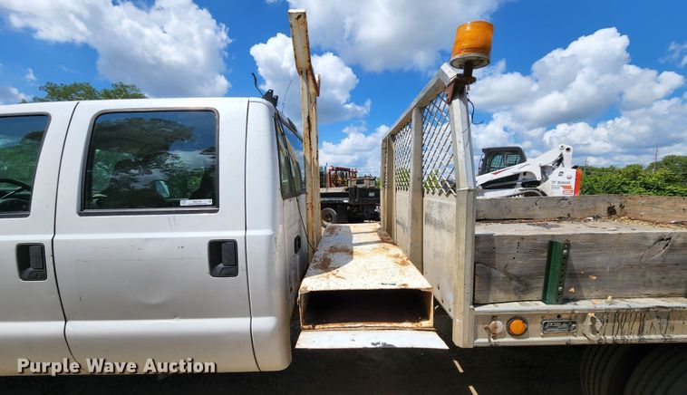 image for item MK9136 2003 Ford F550 XL Super Duty  Crew Cab flatbed truck