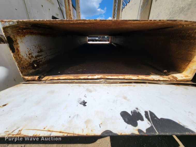 image for item MK9136 2003 Ford F550 XL Super Duty  Crew Cab flatbed truck