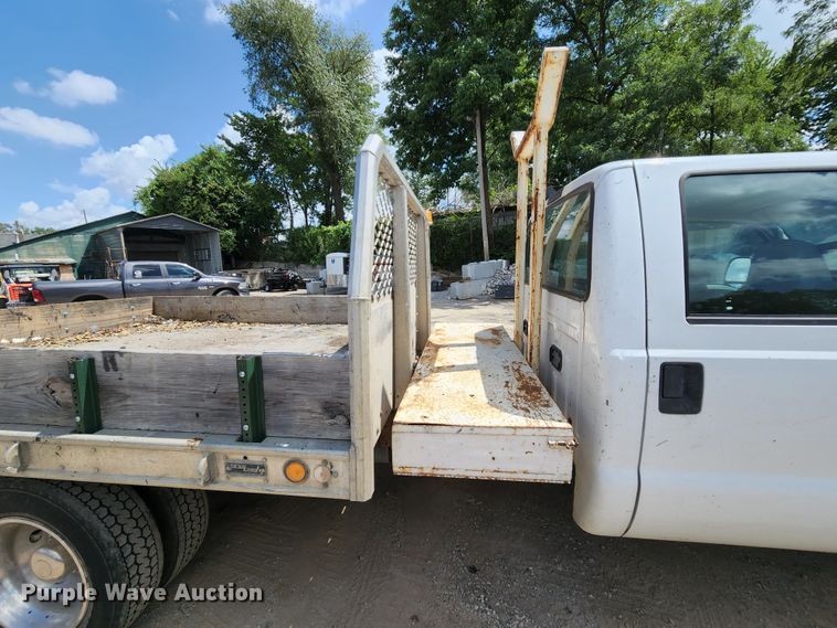 image for item MK9136 2003 Ford F550 XL Super Duty  Crew Cab flatbed truck
