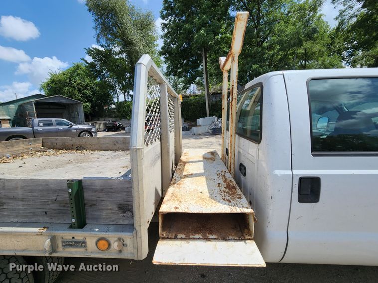 image for item MK9136 2003 Ford F550 XL Super Duty  Crew Cab flatbed truck