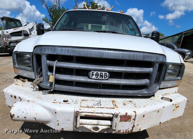 image for item MK9136 2003 Ford F550 XL Super Duty  Crew Cab flatbed truck