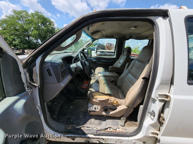 image for item MK9136 2003 Ford F550 XL Super Duty  Crew Cab flatbed truck