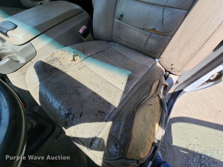 image for item MK9136 2003 Ford F550 XL Super Duty  Crew Cab flatbed truck