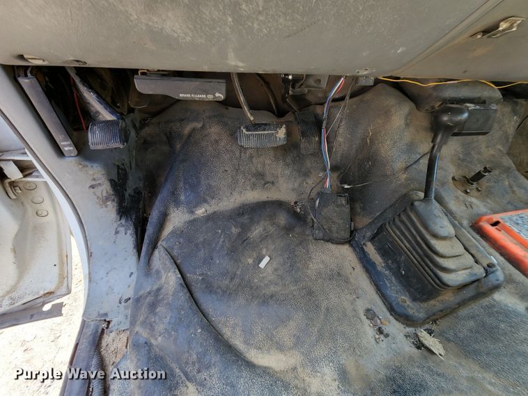 image for item MK9136 2003 Ford F550 XL Super Duty  Crew Cab flatbed truck