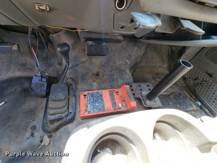 image for item MK9136 2003 Ford F550 XL Super Duty  Crew Cab flatbed truck