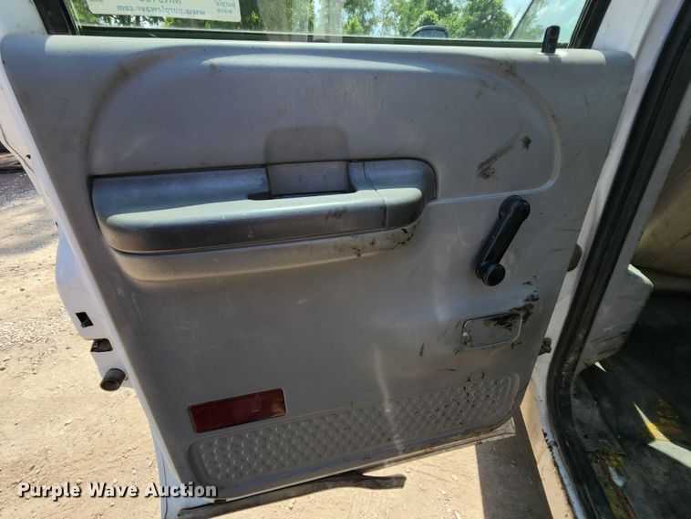 image for item MK9136 2003 Ford F550 XL Super Duty  Crew Cab flatbed truck