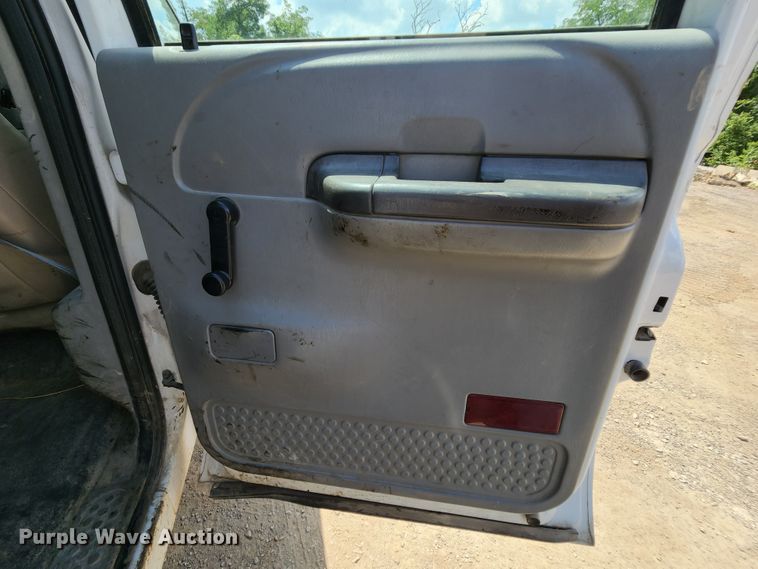 image for item MK9136 2003 Ford F550 XL Super Duty  Crew Cab flatbed truck