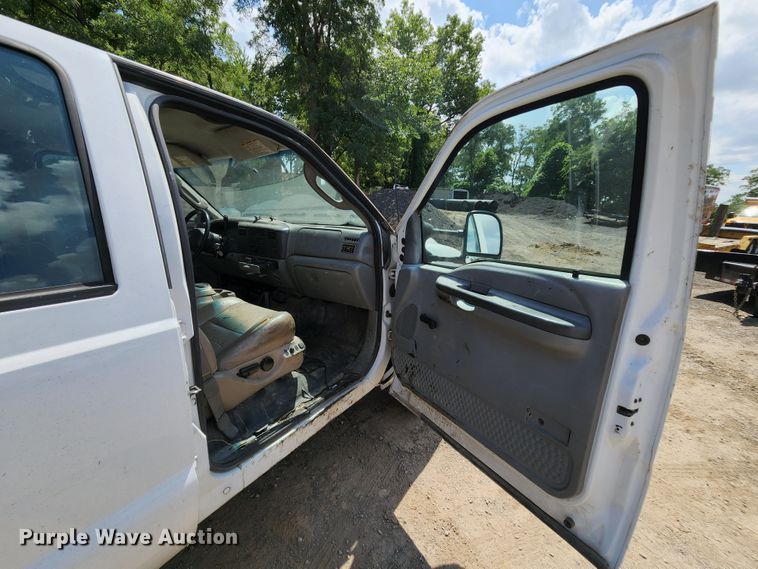 image for item MK9136 2003 Ford F550 XL Super Duty  Crew Cab flatbed truck