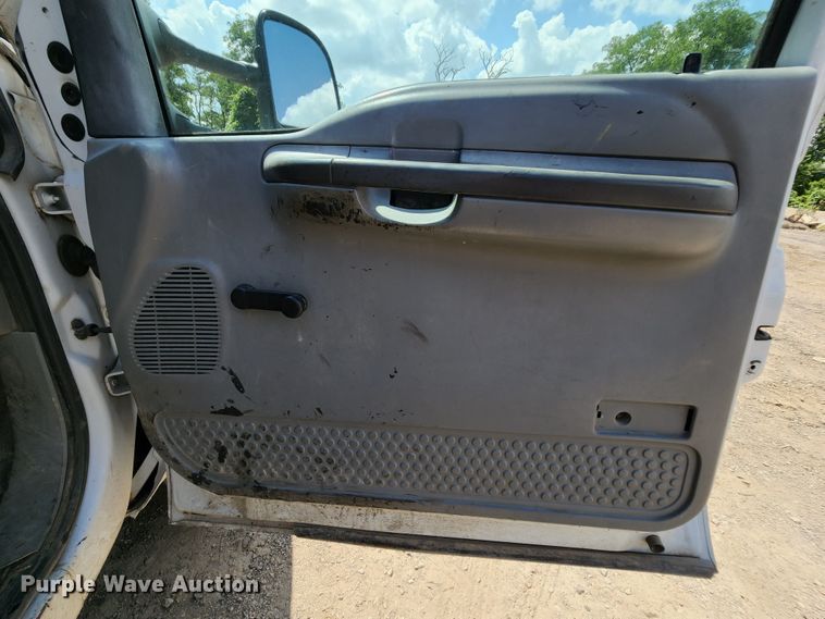 image for item MK9136 2003 Ford F550 XL Super Duty  Crew Cab flatbed truck