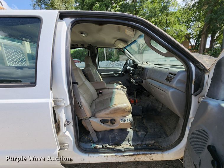 image for item MK9136 2003 Ford F550 XL Super Duty  Crew Cab flatbed truck