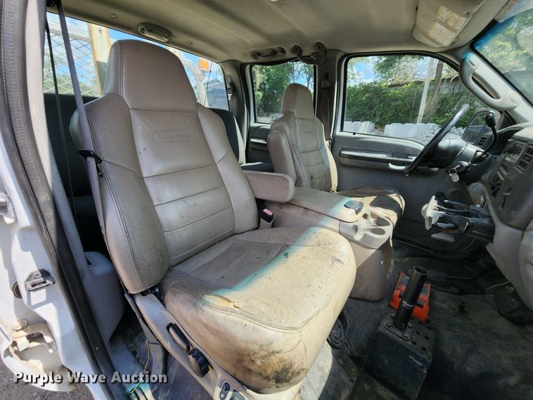 image for item MK9136 2003 Ford F550 XL Super Duty  Crew Cab flatbed truck