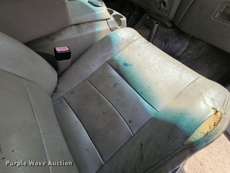 image for item MK9136 2003 Ford F550 XL Super Duty  Crew Cab flatbed truck