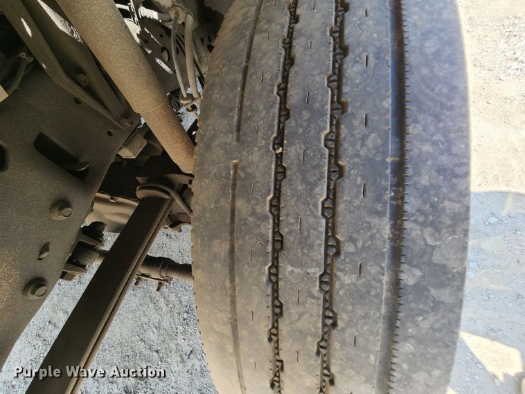 image for item MK9136 2003 Ford F550 XL Super Duty  Crew Cab flatbed truck