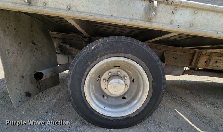 image for item MK9136 2003 Ford F550 XL Super Duty  Crew Cab flatbed truck