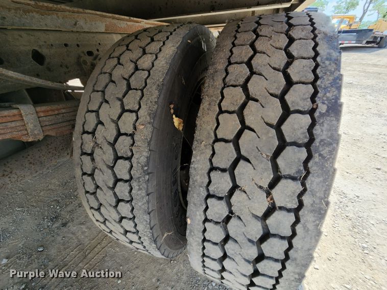 image for item MK9136 2003 Ford F550 XL Super Duty  Crew Cab flatbed truck