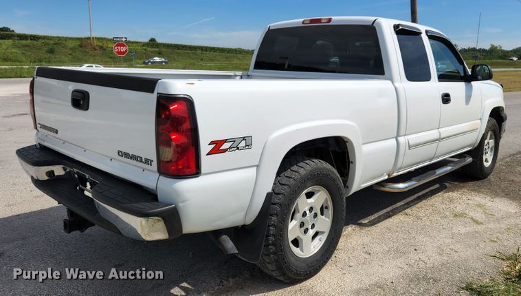 image for item MK9240 2005 Chevrolet Silverado 1500  Ext. Cab pickup truck