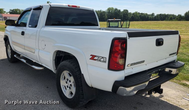 image for item MK9240 2005 Chevrolet Silverado 1500  Ext. Cab pickup truck