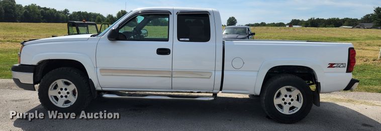 image for item MK9240 2005 Chevrolet Silverado 1500  Ext. Cab pickup truck